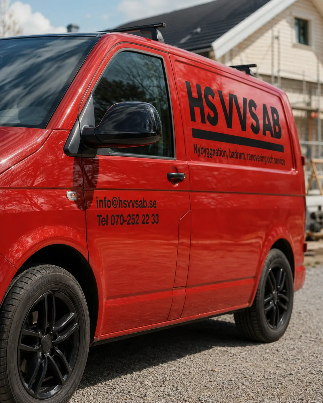Röd servicebil från HS VVS AB vid en villa